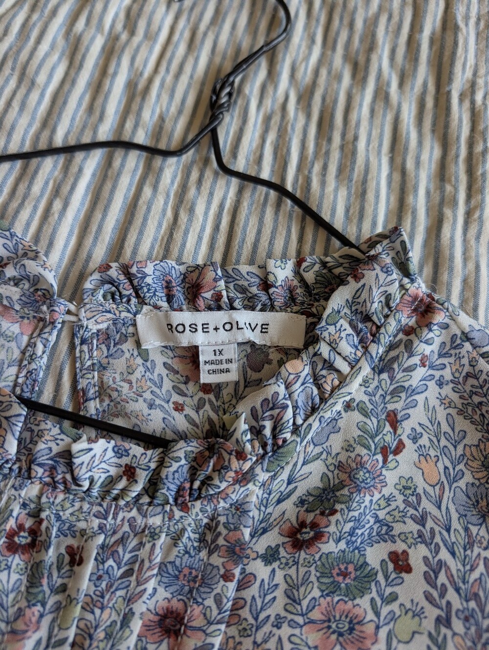 Rose + Olive Floral Print With Ruffle Sleeves Blouse Size 1X Keyhole Button - Picture 2 of 4